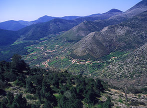 Vista sulla Valle di San Vito dalla guglia rocciosa delle rovine di Sant&rsquo;Angelo.