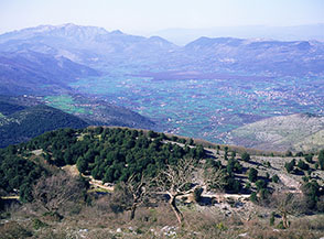 Vista da Monte Calvo sulla piana di Amaseno, sullo sfondo a sx s&rsquo;intravedono i Lepini.
