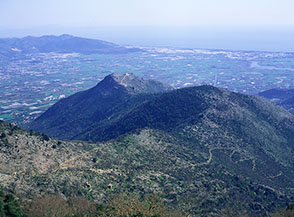 Dalla cima di Monte Calvo la vista scivola verso il mare, incontrando prima il Santuario della Madonna della Rocca (al centro sulla montagna) poi la piana di Fondi.