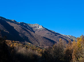 Il Versante Nord del Monte Calvo (la cima &egrave; la prima punta sulla sx).