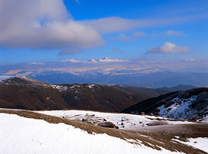 Dal Ponte Radio di Colle Montagnole fra le nuvole all&rsquo;orizzonte si delinea il massiccio del Gran Sasso.