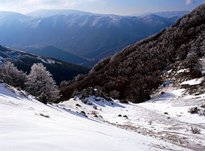Un debole Sole illumina le rocce del Peschio ai piedi di Valle Cupa.