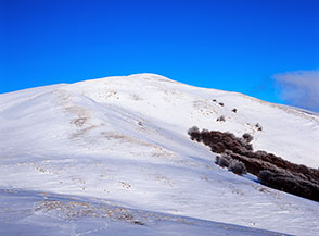 La Cresta Sud-Ovest e la cima di Monte Calvo si stagliano contro il cielo azzurro.