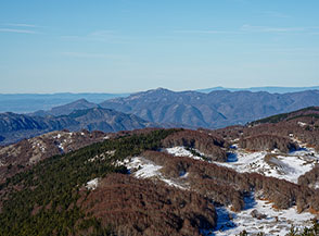 Vista sui Monti Lucretili (con il Monte Gennaro al centro) dalla cima del Monte Calvo.