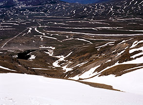 I prati di Campi Imperatore zebrati di neve visti dal Vallone di Vradda.