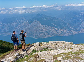 Vista sul Lago di Garda dalle trincee dell&rsquo;Altissimo.