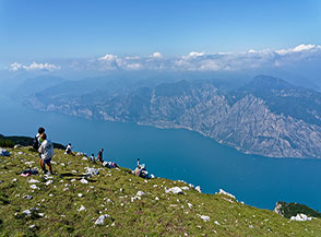 Il Lago di Garda ripreso dalla cima del Monte Altissimo di Nago.