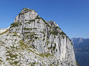 Il bellissimo domo roccioso del Bila Pec non lontano dal Rifugio Gilberti.