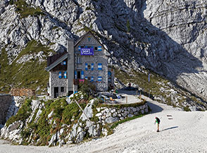 Il Rifugio Celso Gilberti al Piano del Prevala.