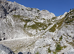 La valletta alpina che conduce alla Sella Bila Pec.