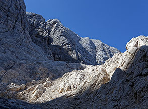 Il colletto roccioso oltre cui parte la Via Ferrata Julia.