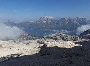Dalla partenza della Via Julia vista a valle con sullo sfondo le cime pi&ugrave; alte delle Alpi Giulie: il J&ocirc;f di Montasio (al centro) ed il J&ocirc;f Fuart.