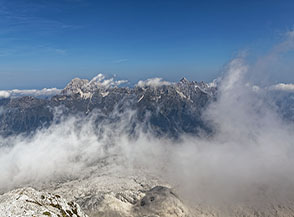 Vista a nord dal Monte Canin con il J&ocirc;f di Montasio ed il J&ocirc;f Fuart sullo sfondo.