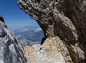 L&rsquo;incassata forcellina di cresta che s&rsquo;incontra salendo verso il Monte Ursic.