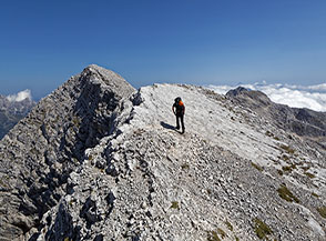 Sul filo di cresta verso il Monte Ursic (sullo sfondo).