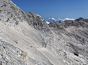 Il traverso sul ghiaione sotto Cima Gilberti.
