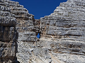 Pi&ugrave; che un arco naturale la colossale finestra che da il nome al Monte Forato sul confine italo-sloveno.