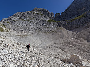 Nell&rsquo;ampio canalone detritico che cala dalla Sella Prevala nuovamente in territorio italiano.