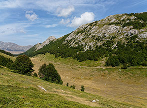 Affaccio sulla Vallestrina oltre cui si erge la cresta del Monte Meta.