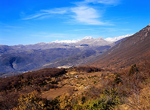 Vista a valle sui paesi di Villa Santa Lucia degli Abruzzi e Castel del Monte (sullo sfondo).