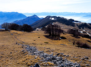 Il Vado di Cannatina, oltre il quale in secondo piano si distingue la punta del Monte Picca.