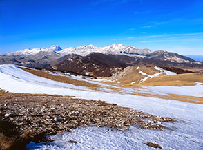 La conca dei Cocoli appena sotto la cima del Monte Cappucciata.