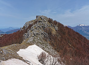 In vista della cima del Monte Caramolo.