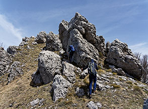 I suggestivi roccioni che precedono la cima del Caramolo.