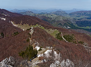 La Cresta Nord-Ovest del Monte Caramolo, oltre cui s&rsquo;intravedono i prati del Piano di Caramolo.