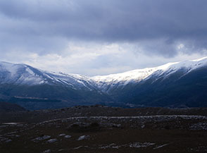 Uno squarcio di luce buca le nuvole ed illumina il Passo del Belvedere.