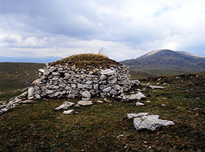 Una capanna pastorale in pietra ancora integra (del tipo a tholos) nei pressi dei pascoli del Procoio al Monte Stabiata.