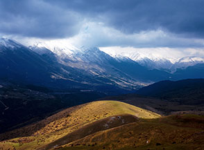 Nuvole minacciose si addensano sulla Valle Ruella e la catena del Gran Sasso (vista dal Monte Stabiata)..