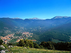 Colle San Magno accompagnato sullo sfondo dal Cimarone del Villaneto (a sx), Monte Obachelle e Monte Salere.