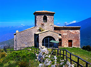La graziosa Chiesa di Maria Ss. in Cielo sul Monte Castrocielo.