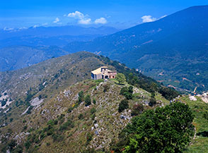 Appollaiata sulla cresta del Monte Castrocielo, la Chiesa di Maria Ss. in Cielo.