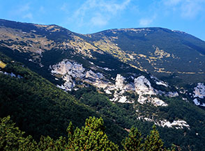 I bastioni di roccia, sotto la cresta del Blockhaus, ai cui piedi passa il selvaggio Sentiero dei Pastori.