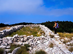 I ruderi del fortino austriaco sulla cima del Blockhaus.