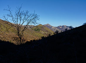 Risalendo la Vallecupa alle nostre spalle pian piano si scoprono le cime dei monti Corno e Santa Croce.