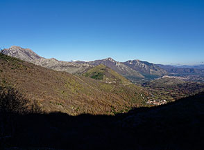 Vista dalla Vallecupa sui Monti di Venafro, da sx abbiamo: il Monte Sammucro, poi il Corno ed infine il Santa Croce, sotto si scorge il paesetto di Vallecupa e pi&ugrave; in l&agrave; la citt&agrave; di Venafro.