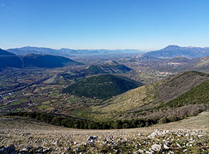 La vallata del Garigliano e pi&ugrave; in l&agrave; quella del Liri riprese dalla cresta di Colle la Monna.