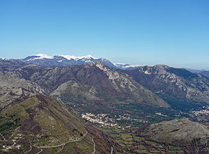 Le Mainarde imbiancate riprese da Serra la Spina.