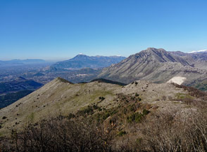 Dal Monte Cavallo vista sulla cresta di provenienza, alle spalle si erge il Monte Sammucro e sullo sfondo, con la cima imbiancata, il Monte Cairo.