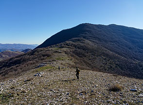 Lungo la cresta che collega Monte Cavallo con Monte Cesima (sullo sfondo).