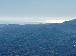 Tornati allo scoperto sulla Cresta Sud del Monte Cesima si scopre il mare con l&rsquo;Isola d&rsquo;Ischia all&rsquo;orizzonte.