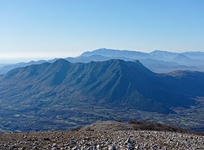 Il massiccio del Monte Camino si erge isolato sulla Piana del Garigliano.