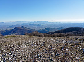 Panorama verso sud-est (Piana del Volturno) dalla cima del Monte Cesima.