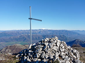 La croce monca in cima al Monte Cesima.