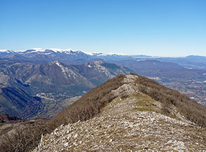 Il tratto sommitale della Cresta Nord del Monte Cesima, sullo sfondo la Catena delle Mainarde.