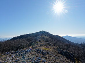 Sole negli occhi sulla Cresta Nord del Monte Cesima.