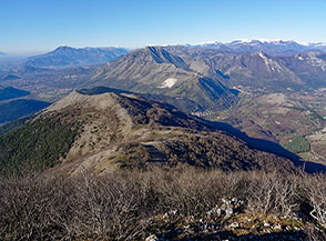 Dalla Cresta Nord del Monte Cesima un tuffo con lo sguardo sulla percorso di salita.